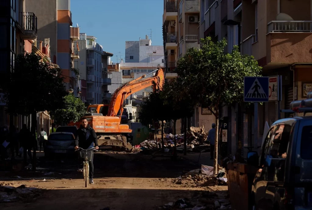 EuropaPress 6334535 grua retira escombros dia 13 paso dana valencia 11 noviembre 2024 algemesi Moncloa