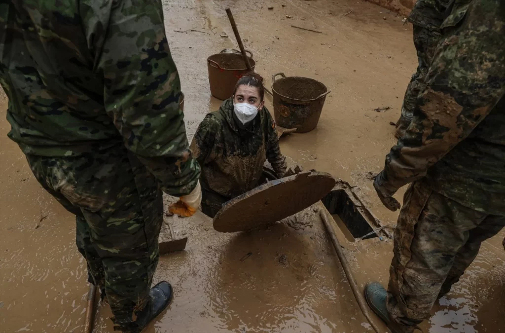 EuropaPress 6338713 militares trabajan desatascar alcantarillas 13 noviembre 2024 paiporta Moncloa