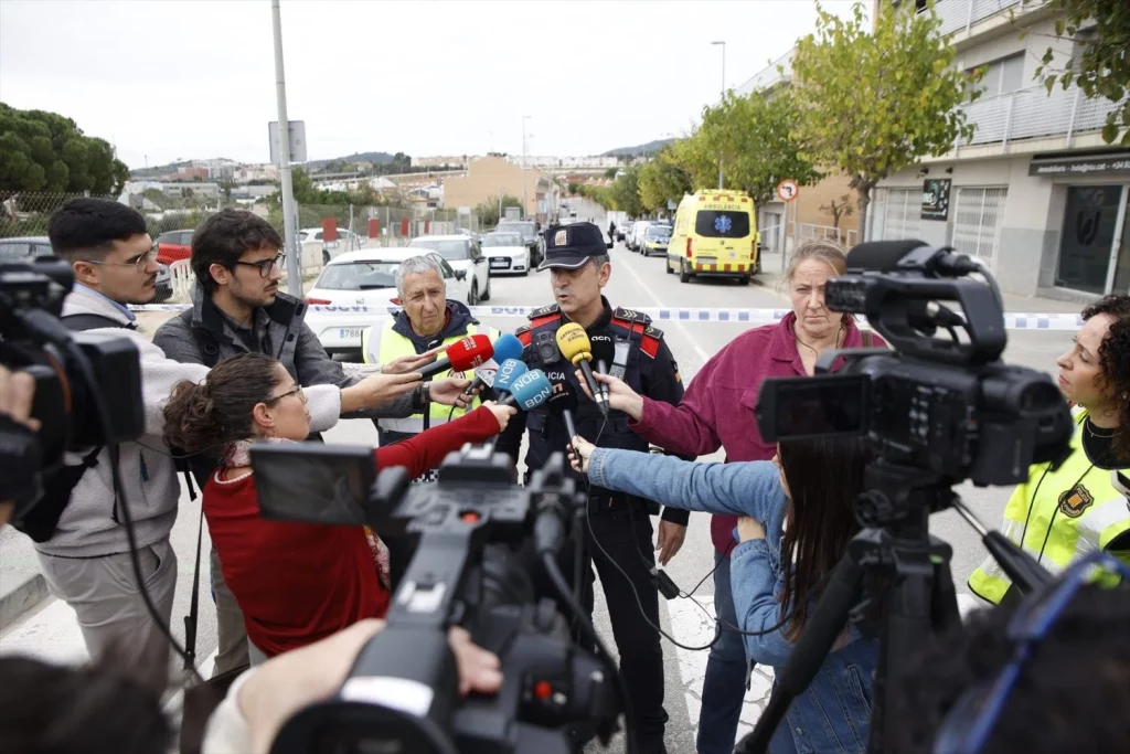 La Guardia Civil inquieta por su futuro en Cataluña 1 Moncloa EuropaPress 6342277 agente mossos desquadra atiende medios lugar donde producido tiroteo Moncloa
