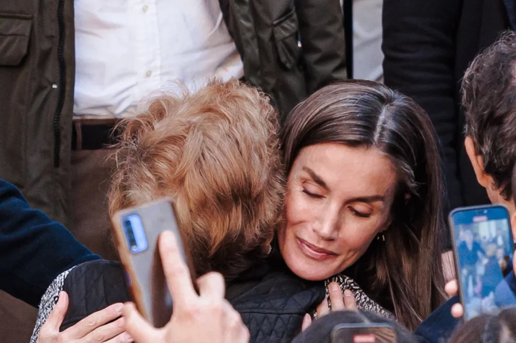 La Reina Letizia en una de sus visitas a las zonas afectadas en Valencia por la DANA. AGENCIAS