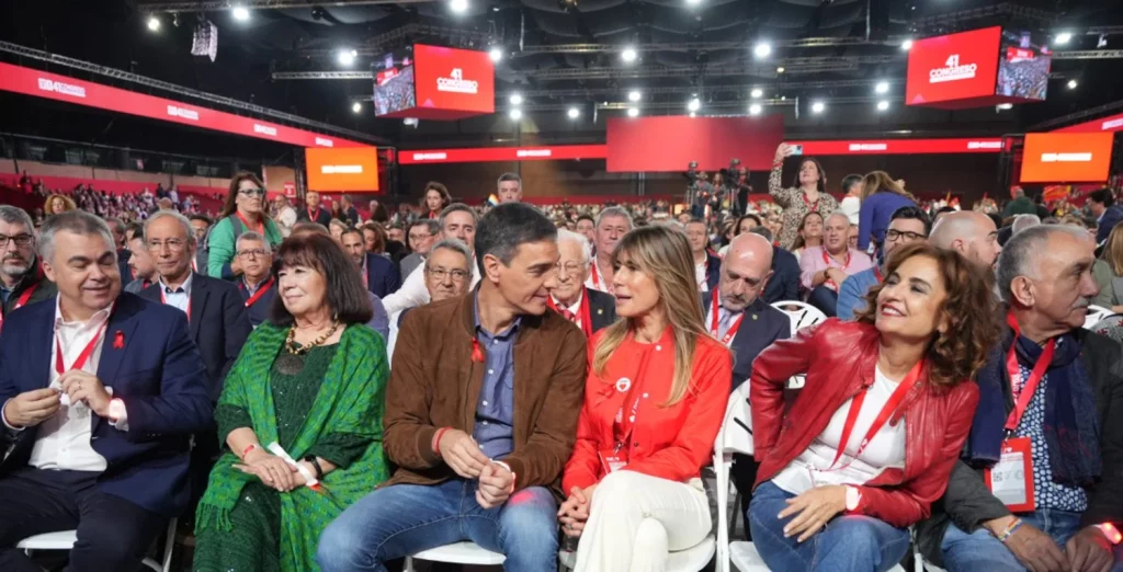 Pedro Sánchez junto a Begoña Gómez en el 41 Congreso Federal del PSOE