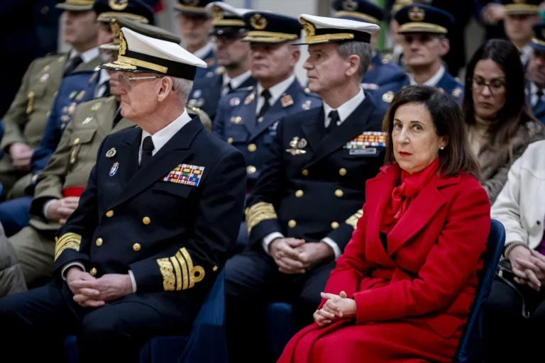 Margarita Robles obsesionada con recuperar la artillería española