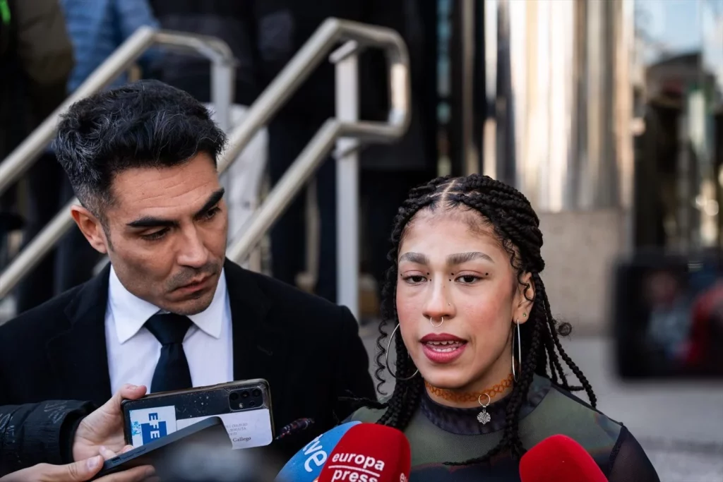 Lesly Ochoa saliendo de declarar como imputada por presunta extorsión a Nacho Cano.