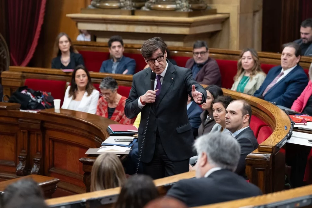 Salvador Illa dedica más tiempo a las preguntas del PSC que a las de la oposición | Fuente: Agencias