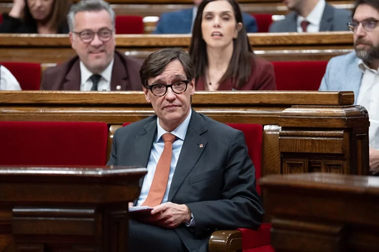 La fuga de empresas en Cataluña se acelera en 2026: 50 sedes perdidas frente a las 33 que gana Madrid