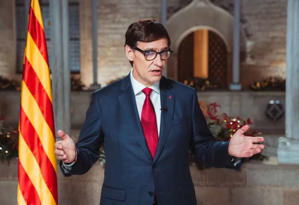 El PSC allana la «venganza» de Junts y ERC contra España por el control de fronteras 2 Moncloa Salvador Illa, presidente de la Generalitat, evita la bandera de España en su mensaje de Navidad