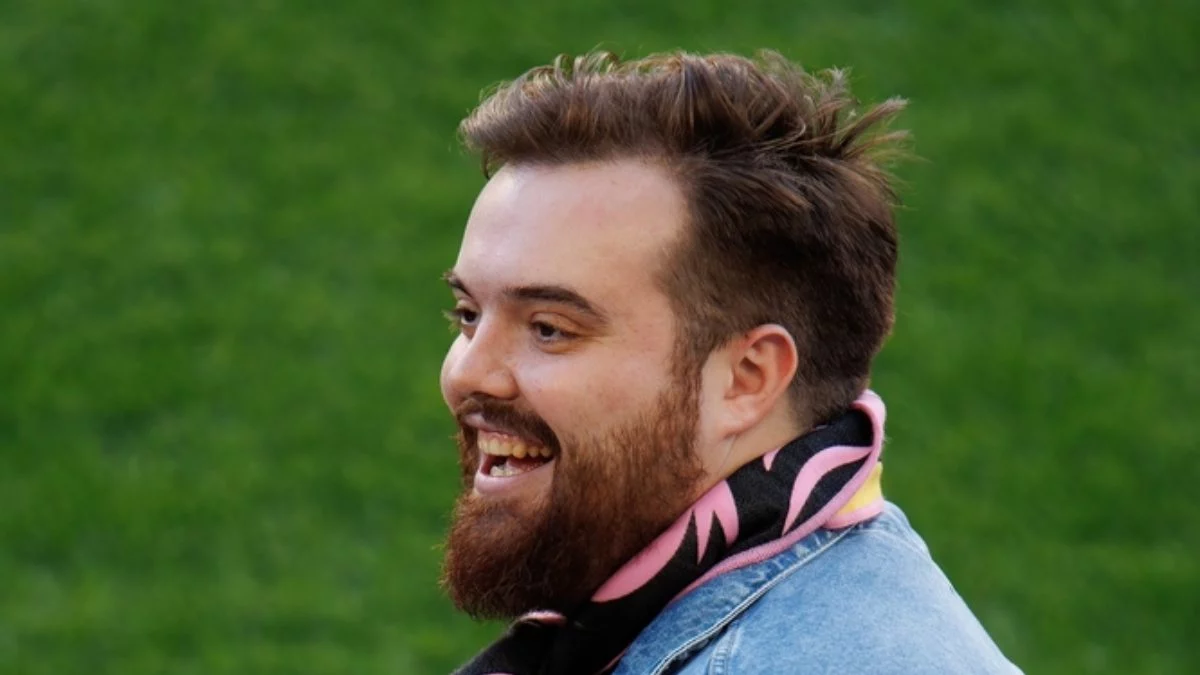 Los cinco pasos que han llevado a Ibai Llanos a perder más de 35 kilos de grasa, según su entrenador 4 Moncloa 4. MANTENER UNA MENTALIDAD POSITIVA Y RESILIENTE