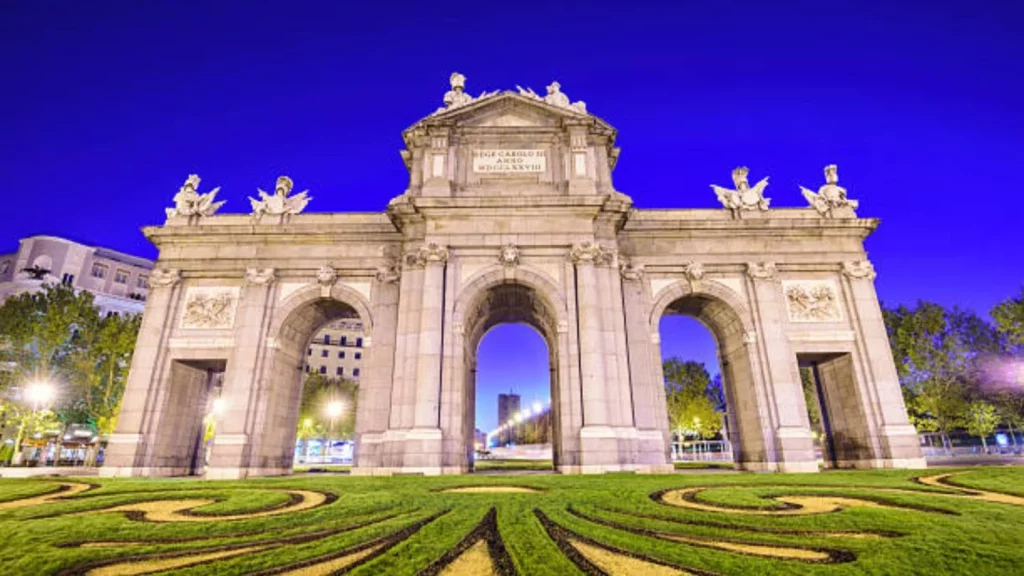 Ayuso mira a Cataluña por el retrovisor y presume de gestión económica 2 Moncloa Esta es la ciudad más deseada de Europa y está en España, según la prestigiosa revista Wanderlust