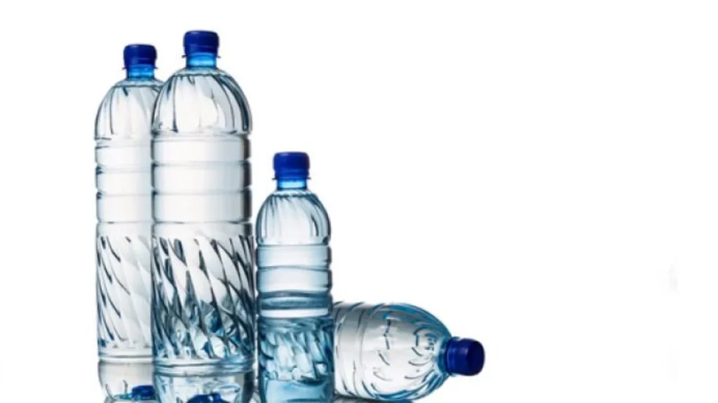 La verdad incómoda sobre el agua embotellada que nadie quiere escuchar 1 Moncloa ¿QUÉ SON LOS MICROPLÁSTICOS Y POR QUÉ ESTÁN EN EL AGUA EMBOTELLADA?