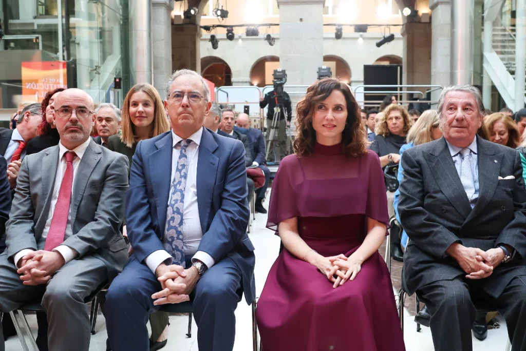 Francisco Martín, de ariete contra el PP de Madrid a nuevo cadáver de Pedro Sánchez y Óscar López 2 Moncloa Isabel Díaz Ayuso y Francisco Martín, separados por Ossorio en el acto de homenaje a la Constitución