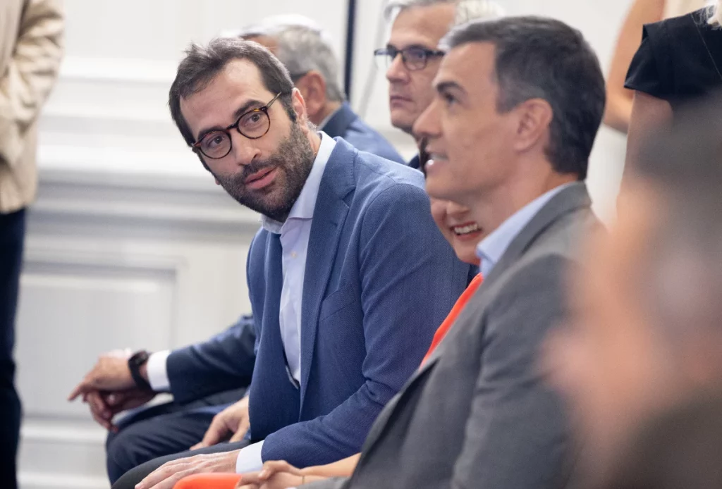 Las familias desconfían del cohete económico de Pedro Sánchez 1 Moncloa Carlos Cuerpo y Pedro Sánchez, ministro de Economía y presidente del Gobierno, respectivamente, pilotan la economía en un mar de deuda