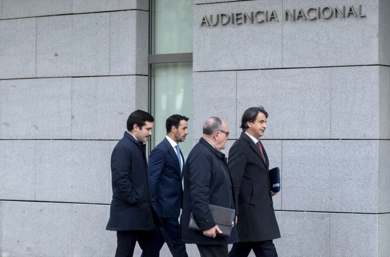 Javier Serrano, segundo por la izquierda, uno de los acusados en el Caso Koldo.