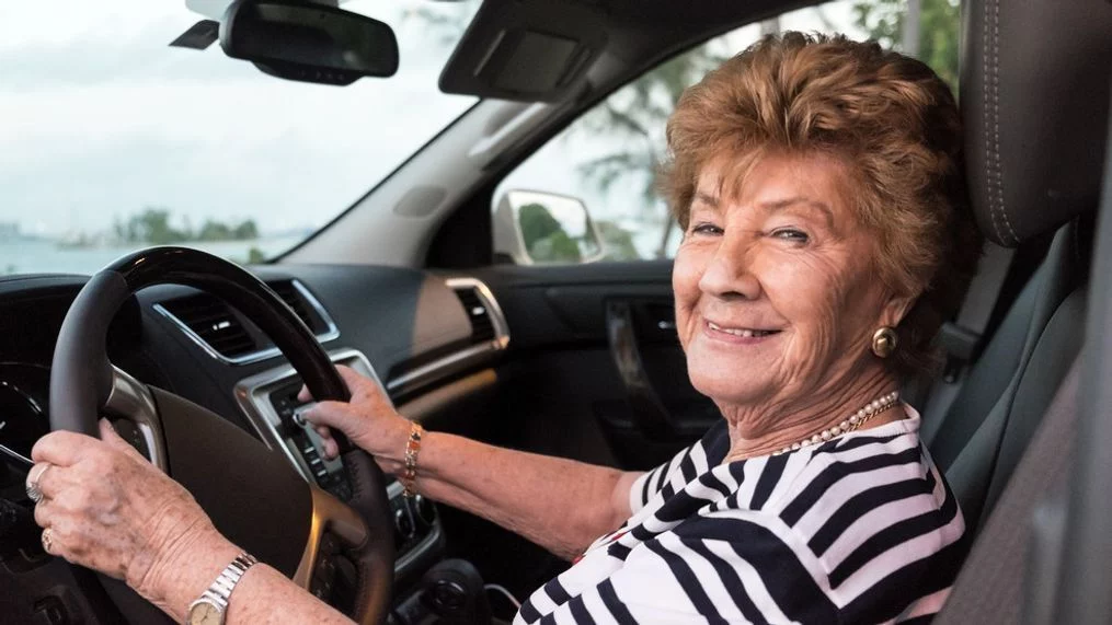 La DGT impone el límite, esta es la edad para abandonar el volante 3 Moncloa personas mayores manejando 4 Moncloa