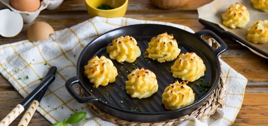 El lujo está en los detalles, prueba estas patatas duquesa y sorprende a todos 2 Moncloa VARIANTES DE PATATAS DUQUESA: INNOVANDO EN LA TRADICIÓN