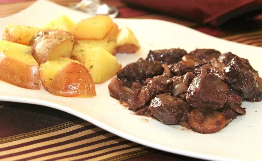 De lujo y en minutos, aprende a hacer ternera Bourguignon en el microondas 1 Moncloa LOS INGREDIENTES ESENCIALES PARA UNA TERNUERA BOURGUIGNON DELICIOSA