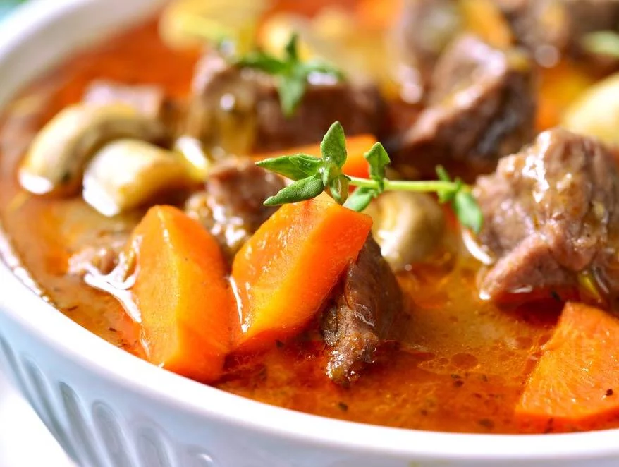 De lujo y en minutos, aprende a hacer ternera Bourguignon en el microondas 4 Moncloa CONSEJOS PARA PERFECCIONAR TU TERNUERA BOURGUIGNON EN EL MICROONDAS