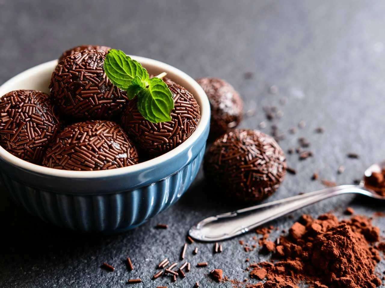 ¿Tres ingredientes y 5 minutos? Así se hacen las trufas de chocolate perfectas 3 Moncloa VARIANTES Y PERSONALIZACIONES PARA TUS TRUFAS DE CHOCOLATE