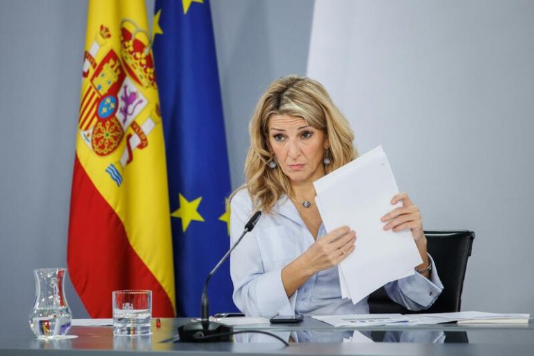 Díaz carga contra el PSOE por la rebaja de jornada y la subida del SMI
