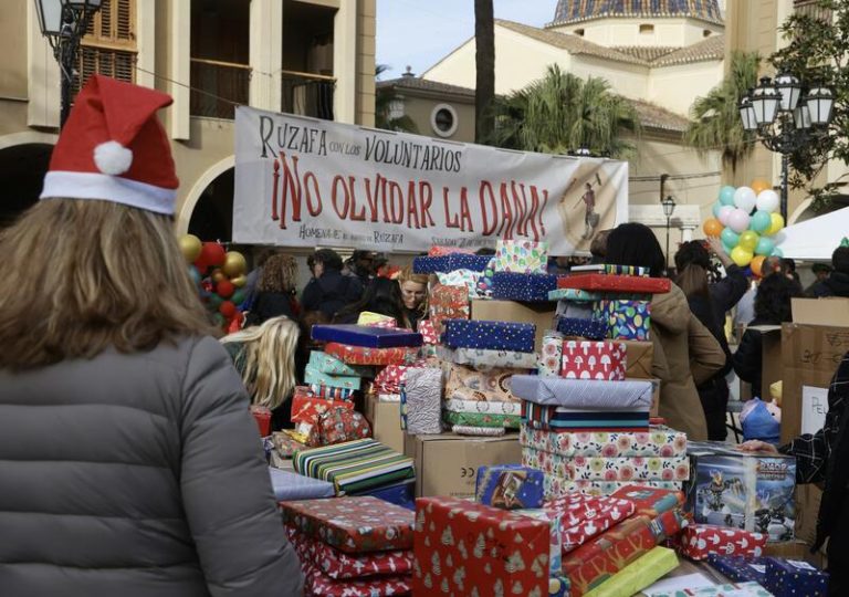 Una cabalgata solidaria llega a 8 municipios de la dana para «repartir ilusión» y ayudar al comercio local