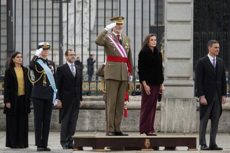 El Rey ensalza la labor de las Fuerzas Armadas en la dana y les anima a continuar porque «queda un largo camino»