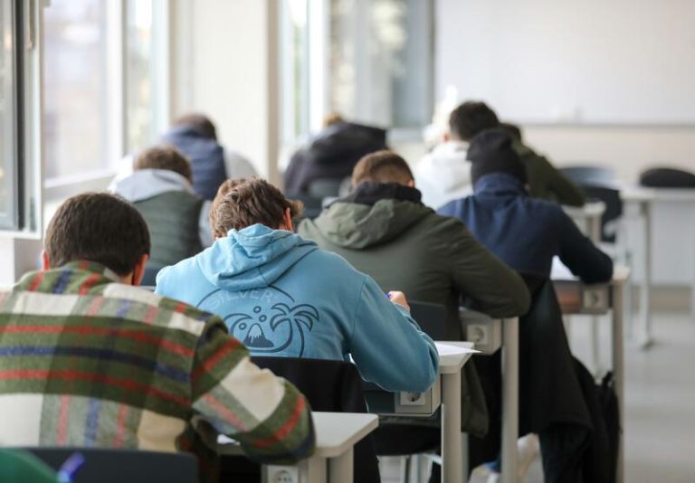 El TSJCV reconoce el derecho de los estudiantes en la Comunitat Valenciana a realizar los exámenes en las dos lenguas cooficiales