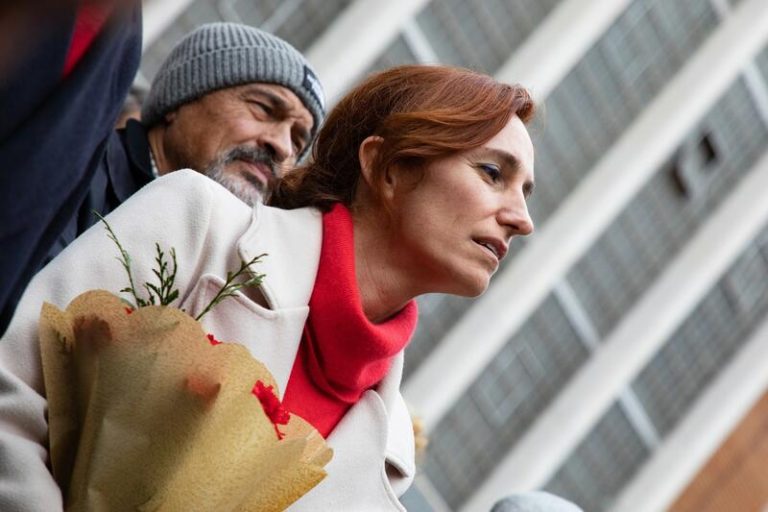 Mónica García califica de «absoluta obscenidad» la nueva suspensión de la declaración judicial del novio de Ayuso