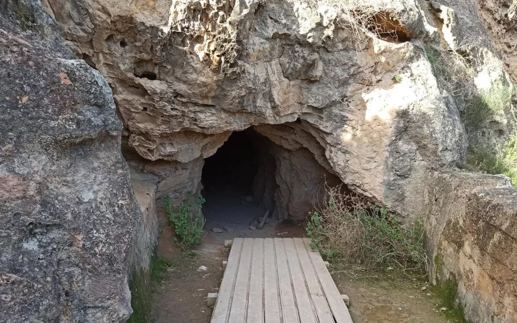 Olvídate de Marruecos, este pueblo azul de España será tu próxima obsesión 9 Moncloa El pueblo mágico de España: otro rincón secreto que ver en Chelva