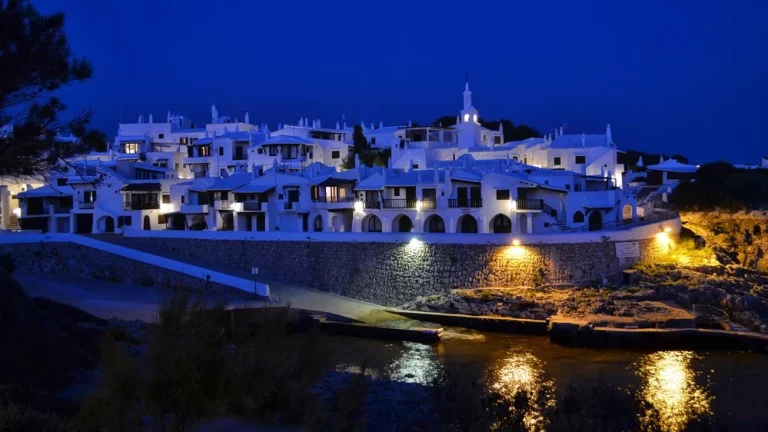 Este es el pueblo más bonito de España, pero sus vecinos dicen basta y lo cierran por esta razón