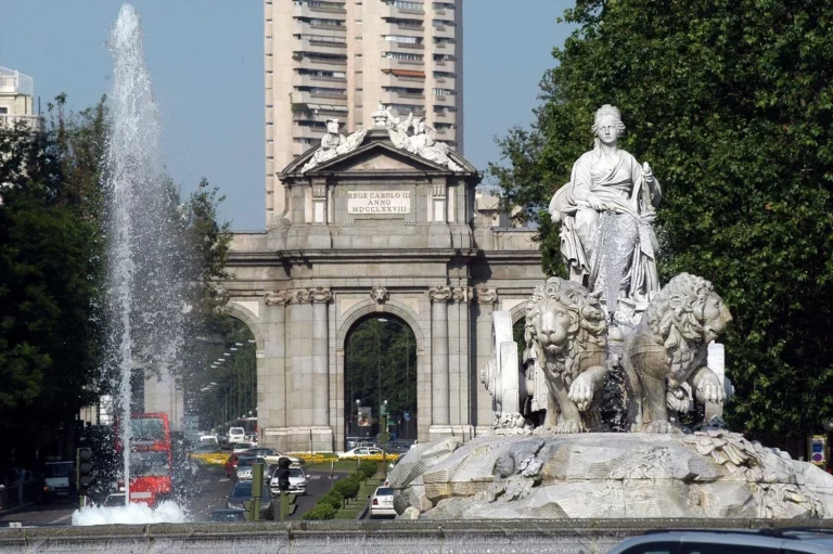 PP y PSOE chocan en el Pleno de Madrid por la bienvenida al Papa León XIV