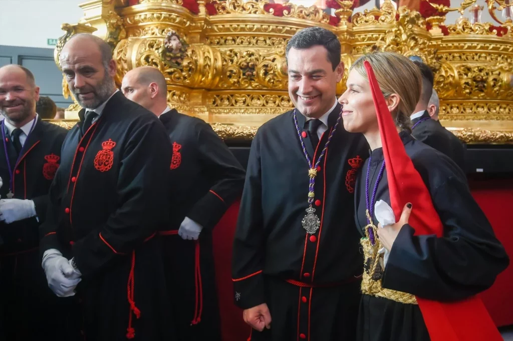 EuropaPress 5104130 presidente junta andalucia juanma moreno junto esposa manuela villena lopez Moncloa