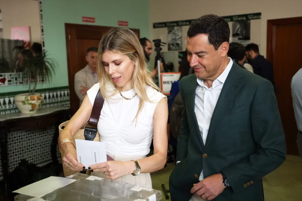 EuropaPress 5230607 presidente pp andaluz junta juanma moreno vota junto esposa manuela villena Moncloa