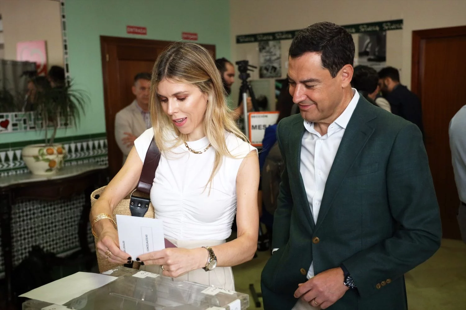 EuropaPress_5230607_presidente_pp_andaluz_junta_juanma_moreno_vota_junto_esposa_manuela_villena