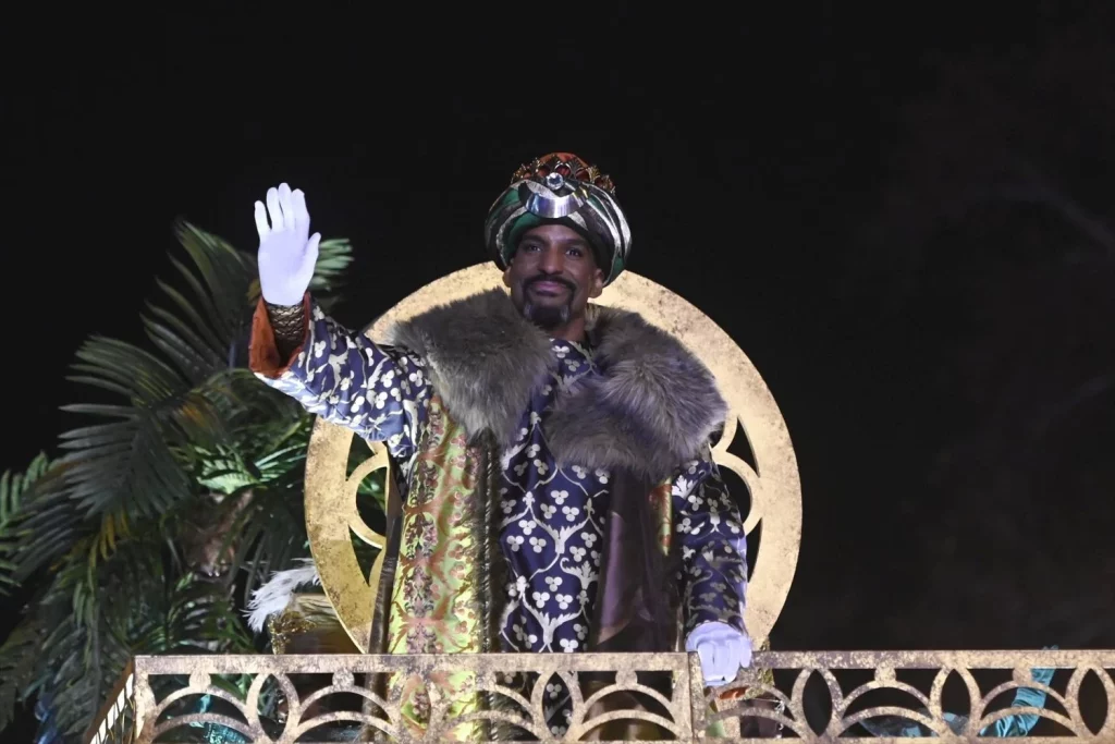 Madrid preparada para una espectacular Cabalgata de Reyes 2025 2 Moncloa EuropaPress 5670176 rey baltasar saluda ninos cabalgata enero 2024 madrid espana reyes magos Moncloa