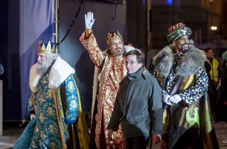 El alcalde de Madrid, José Luis Martínez-Almeida (2d), junto a los Reyes Magos tras la cabalgata, a 5 de enero de 2024, en Madrid (España)