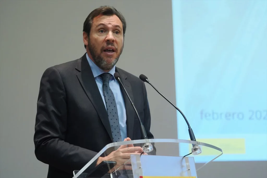 Carabante aumenta la presión a Óscar Puente para que la R-5 sea gratuita 3 Moncloa EuropaPress 5777713 ministro transportes movilidad sostenible oscar puente interviene acto Moncloa