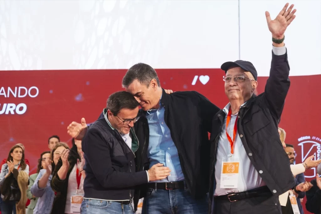 Caso David Sánchez: Llegan las maniobras para retrasar el juicio 1 Moncloa De izquierda a derecha, Miguel Ángel Gallardo, Pedro Sánchez, hermano mayor de David Sánchez, y Guillermo Fernández Vara. AGENCIAS