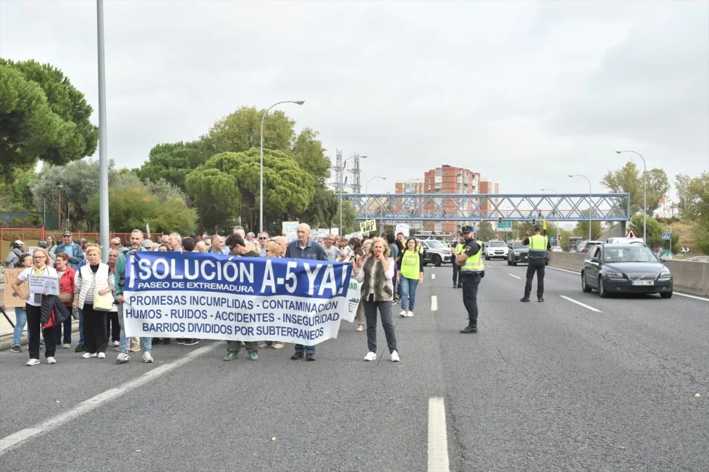 Carabante aumenta la presión a Óscar Puente para que la R-5 sea gratuita 1 Moncloa EuropaPress 6260055 decenas personas manifestacion reclamar soterramiento a 5 paseo extremadura 1 Moncloa