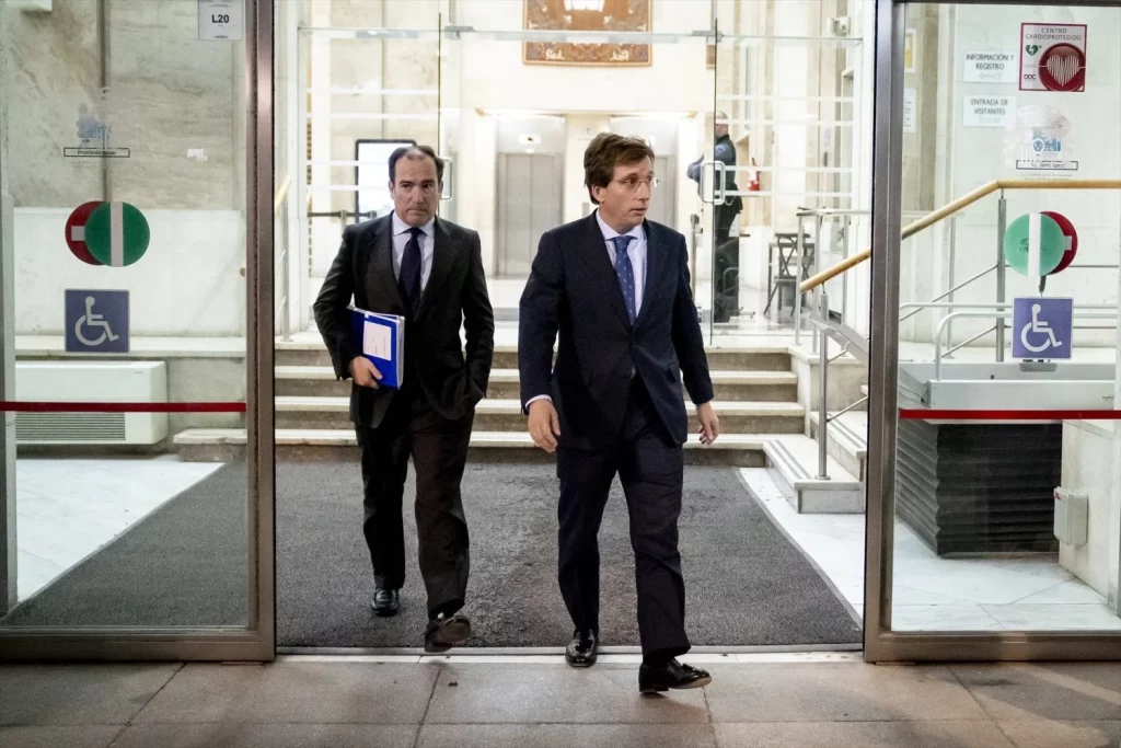 Carabante aumenta la presión a Óscar Puente para que la R-5 sea gratuita 2 Moncloa EuropaPress 6281412 alcalde madrid jose luis martinez almeida junto delegado urbanismo medio Moncloa