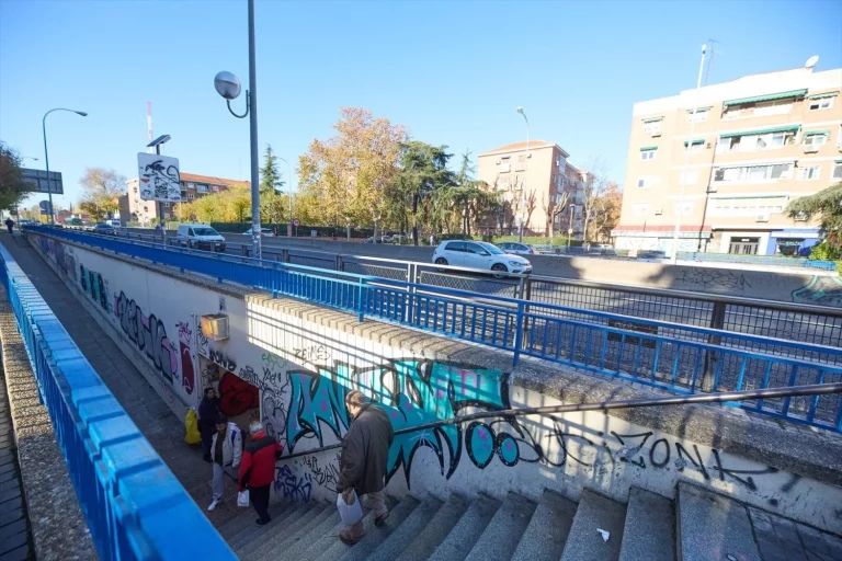Varias personas en la entrada del paso subterráneo de la A-5 en Padre Piquer, a 4 de diciembre de 2024, en Madrid (España).