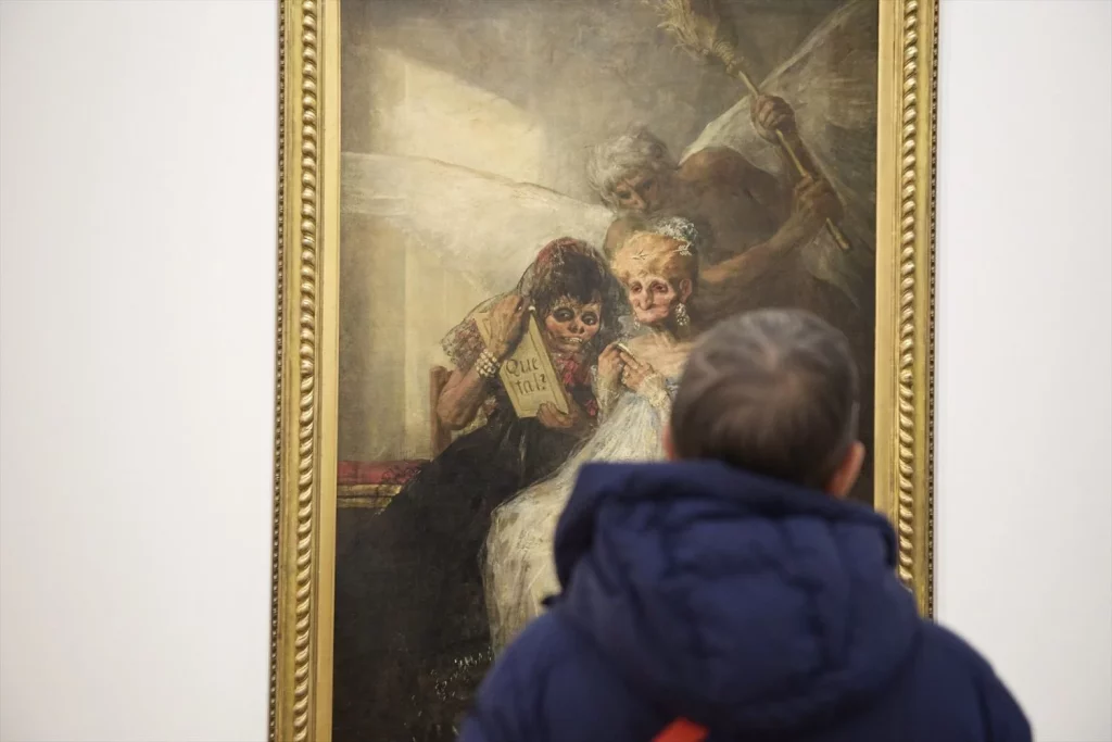 EuropaPress 6393059 hombre observa obras exposicion sigmar polke museo nacional prado diciembre Moncloa