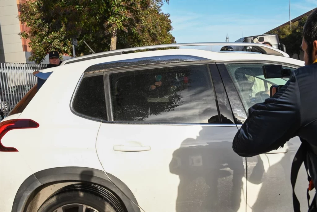 David Sánchez en la parte trasera del vehículo.