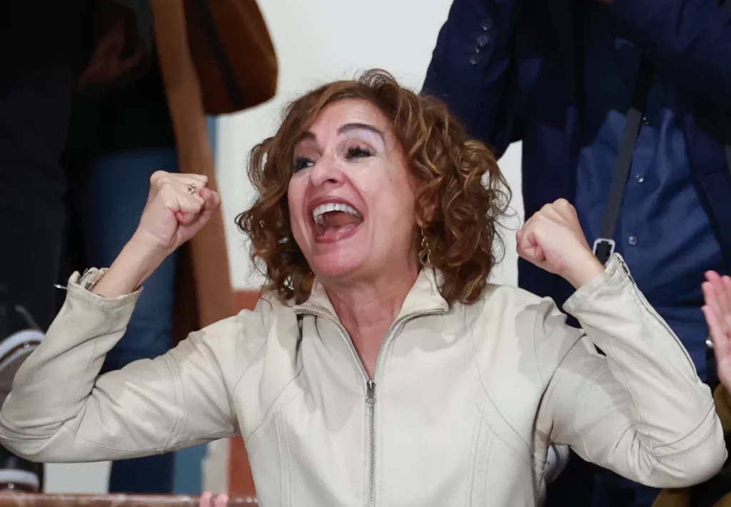 La «toma de poder» de Moncloa en Telefónica: «La fusión solo es posible con la división de Indra» 2 Moncloa María Jesús Montero, ministra de Hacienda, justifica los movimientos en Indra y Telefónica