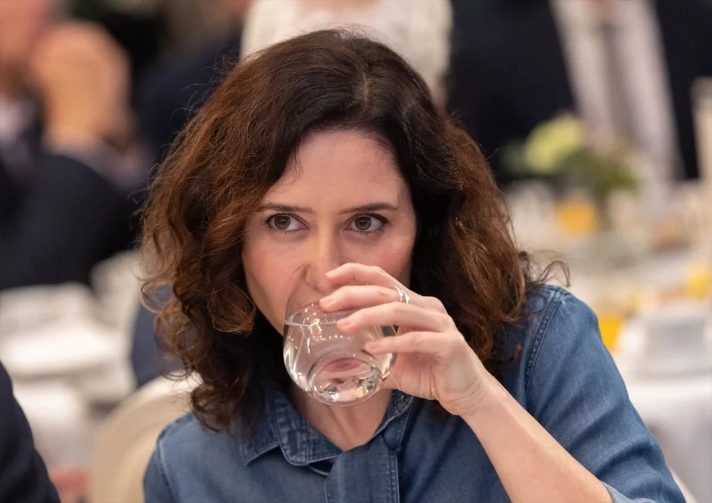 EuropaPress 6467077 presidenta comunidad madrid isabel diaz ayuso bebe agua desayuno Moncloa