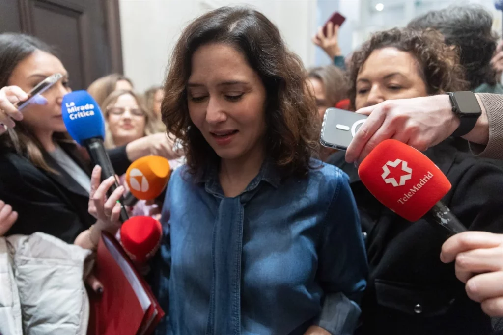 La presidenta de la Comunidad de Madrid, Isabel Díaz Ayuso, ofrece declaraciones a los medios a su llegada a un desayuno informativo, en el Hotel Mandarin Oriental Ritz, a 21 de enero de 202