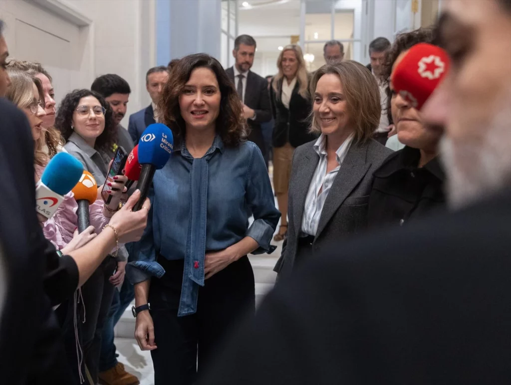 El Partido Popular denuncia el "vacío moral" de Sánchez tras la tragedia de Adamuz 1 Moncloa La presidenta de la Comunidad de Madrid, Isabel Díaz Ayuso (i) y la secretaria general del PP, Cuca Gamarra (d), a su llegada a un desayuno informativo, en el Hotel Mandarin Oriental Ritz,