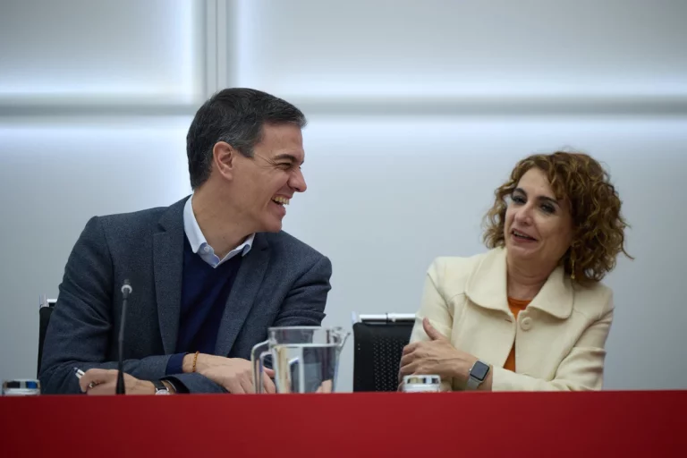 El Gobierno, contra las cuerdas por las pensiones: o más impuestos o recortes