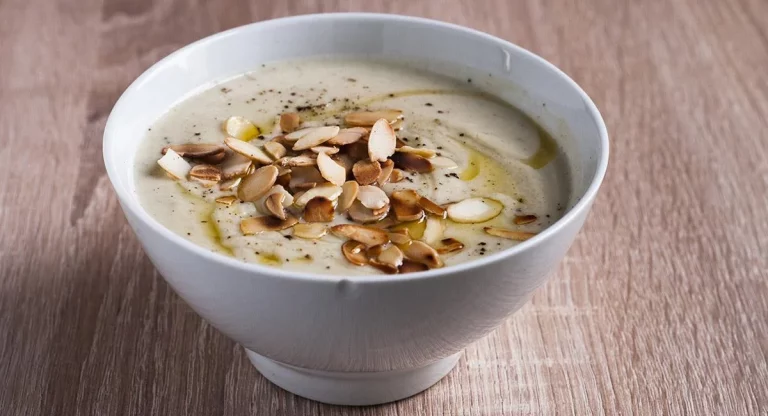 Aprende a hacer sopa de almendra, una de las recetas tradicionales para enero
