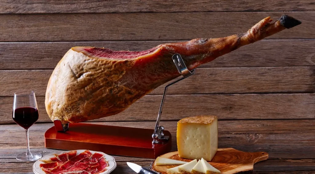 Estos son los dos únicos embutidos en España que puedes comer sin remordimiento 1 Moncloa EL JAMÓN IBÉRICO: UN EMBUTIDO DE LUJO Y SALUDABLE