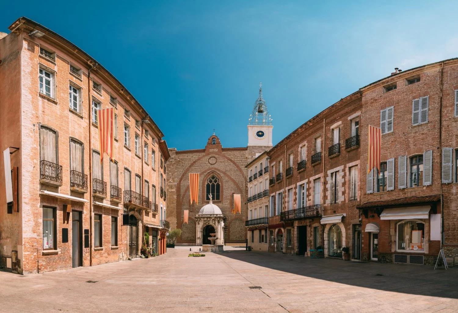La joya del sur de Francia que eclipsa a Alsacia y Burdeos este invierno 1 Moncloa PERPIÑÁN, LA CIUDAD QUE CAUTIVA CON SU HISTORIA Y ARQUITECTURA
