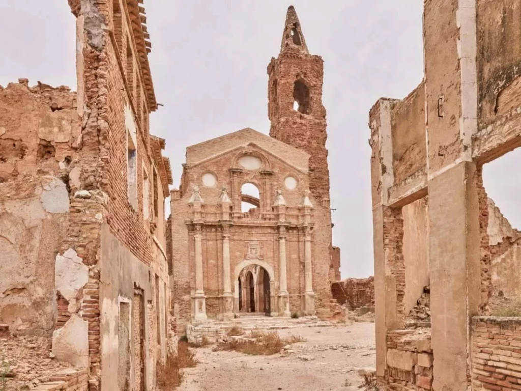 Si Walking Dead tuviera un pueblo español, sería este que está pronto a desaparecer 20 Moncloa Lo que queda de Belchite, el escenario español de Walking Dead